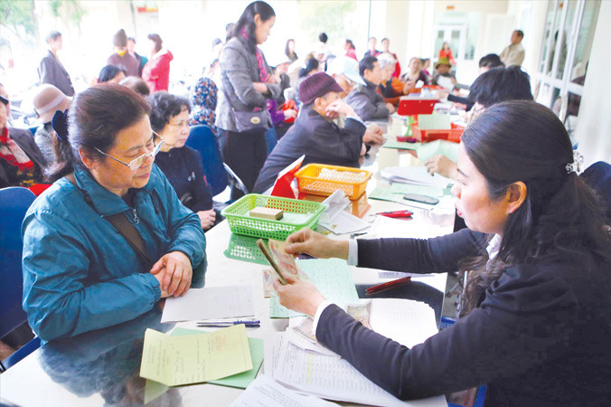 Quốc hội chưa quyết định, nên từ 1/1/2018, nhiều lao động nữ về hưu sẽ bị giảm lương. Ảnh minh họa: Như Ý.