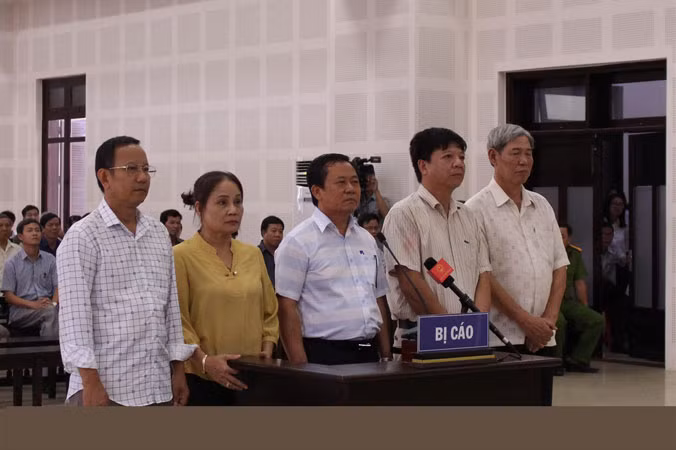 Các bị cáo tại tòa. Ảnh: Giang Thanh.