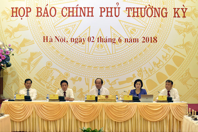 Bộ trưởng, Chủ nhiệm VPCP Mai Tiến Dũng và lãnh đạo các bộ ngành tại buổi họp báo.