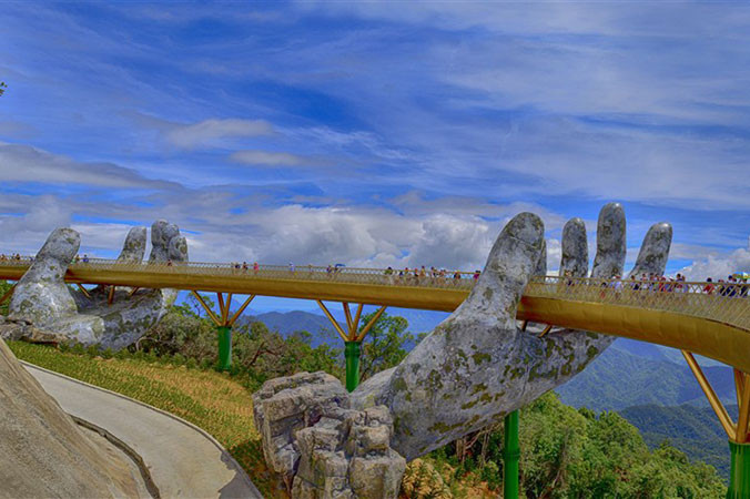 Cầu Vàng - một điểm tham quan mới tại Bà Nà. Ảnh: S.G.