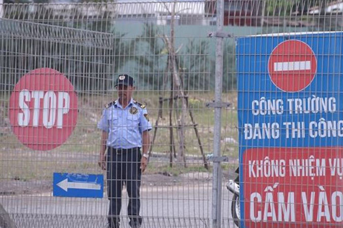 Dự án Lancaster Nam Ô bịt lối đi xuống biển của dân. Ảnh: PV.