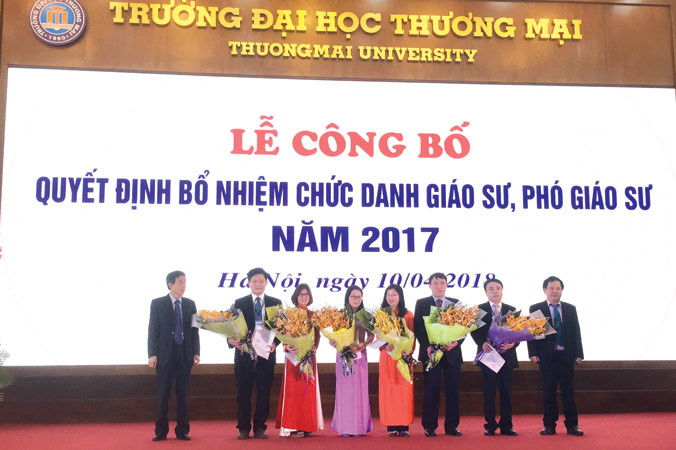 Lễ công bố bổ nhiệm GS- PGS trường ĐH Thương mại vừa qua. Ảnh: Nghiêm Huê.