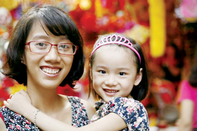 Bé Hải An bên mẹ những ngày còn khỏe mạnh. Ảnh do gia đình cung cấp.