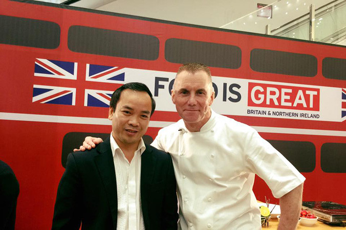 Anh Lệ tranh thủ mọi cơ hội để học nghề từ các đồng nghiệp.