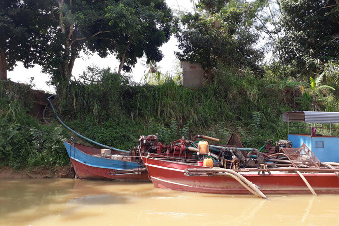 Tàu hút cát neo trên sông Đồng Nai đoạn qua xã Núi Tượng.