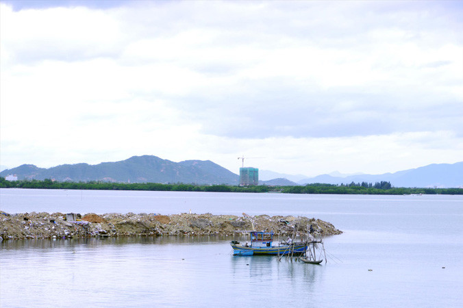 Doanh nghiệp ngang nhiên đổ đất, đá xuống đầm Thị Nại khi chưa được cho phép.