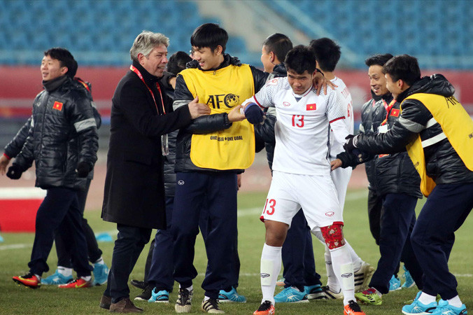 GĐKT Jurgen Gede chung vui với các cầu thủ sau chiến thắng lịch sử trước U23 Qatar. Ảnh: Hữu Phạm.