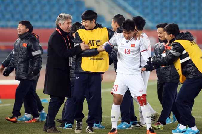 GĐKT Jurgen Gede chung vui với các cầu thủ sau chiến thắng lịch sử trước U23 Qatar. Ảnh: Hữu Phạm.