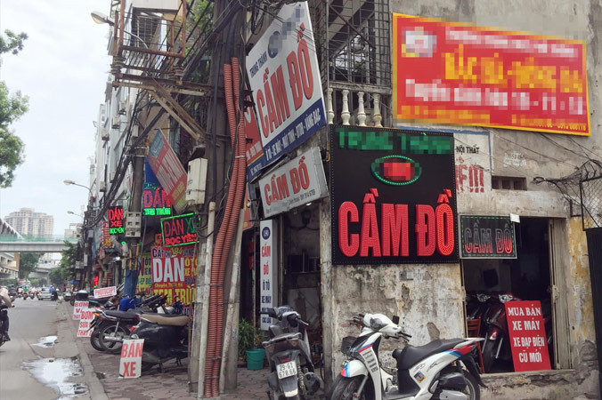 Cừa hàng cầm đồ trên đường Láng (Đống Đa, Hà Nội). Ảnh: Nguyễn Hoàn.