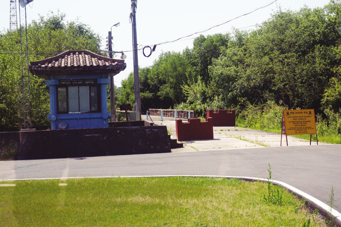 “Tiền đồn cô đơn nhất thế giới” và “Cây cầu một đi không trở lại”. Ảnh: Thu Loan.