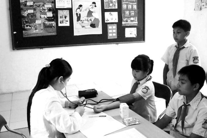 Bảo hiểm Y tế giúp học sinh, sinh viên được chia sẻ gánh nặng khi ốm đau, bệnh tật và được chăm sóc sức khỏe ngay từ ban đầu (Ảnh minh họa).