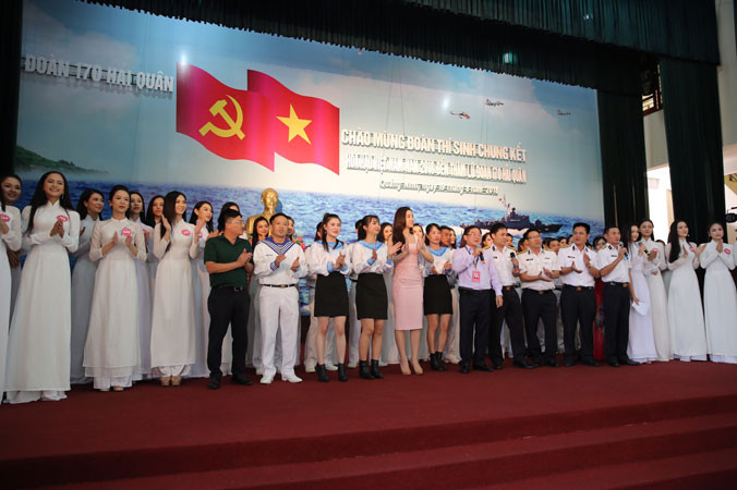 Ðại diện Ban tổ chức HHVN và các thí sinh hát cùng các chiến sĩ Hải quân Lữ đoàn 170.