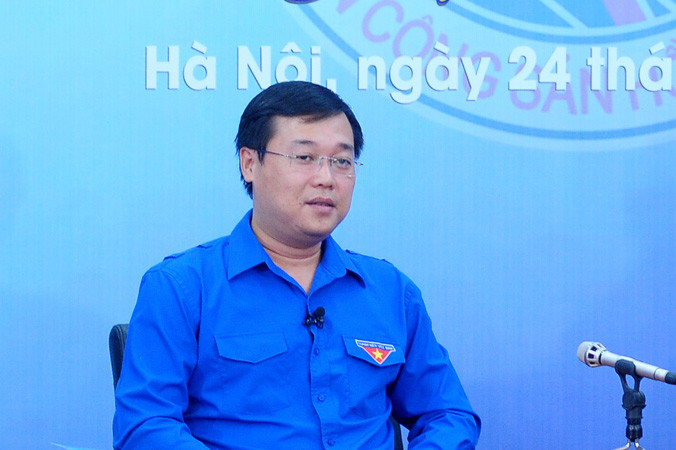 Bí thư thứ nhất T.Ư Đoàn Lê Quốc Phong trao đổi với đoàn viên thanh niên Việt Nam trong và ngoài nước. Ảnh: Xuân Tùng.