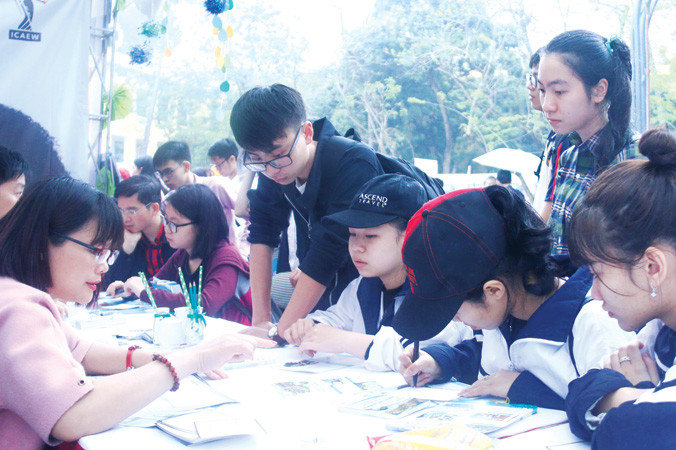 Thí sinh tham gia ngày hội tư vấn tuyển sinh tại trường ĐH Kinh tế quốc dân. Ảnh: T.H.