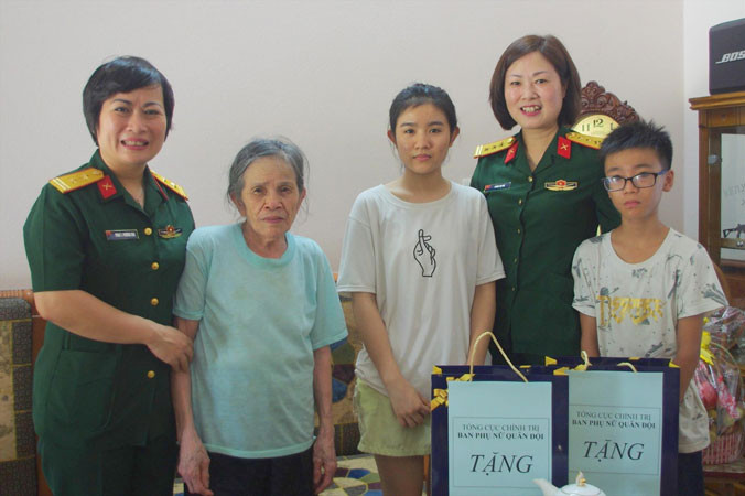 Ban Phụ nữ Quân đội tới thăm, tặng quà hai cháu Chi - Mạn. Ảnh: N.V.