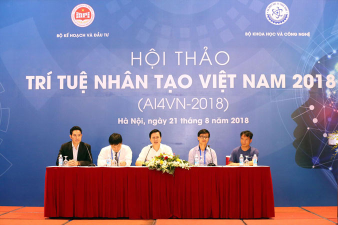Thứ trưởng Bộ Khoa học và Công nghệ Bùi Thế Duy cùng các chuyên gia công nghệ hàng đầu quốc tế và trong nước chủ trì phiên thảo luận mở về trí tuệ nhân tạo sáng 21/8.