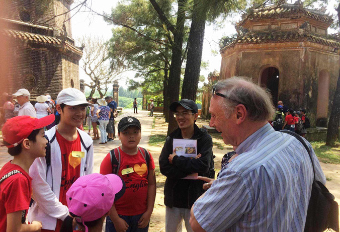 Các học trò của cô giáo Oanh hào hứng nói chuyện bằng tiếng Anh với du khách nước ngoài.