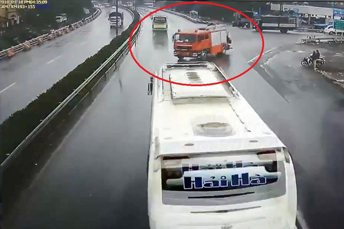 Hình ảnh xe cứu hỏa vào cao tốc trước khi bị xe khách đâm trúng. Ảnh: Cắt từ clip.