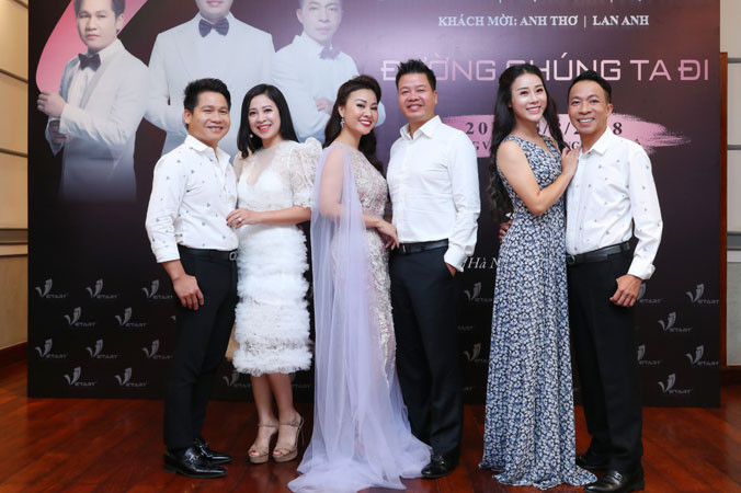 Tam ca nhạc đỏ Trọng Tấn, Ðăng Dương, Việt Hoàn cùng các phu nhân. Ảnh: Ðỗ Hữu Quyết.