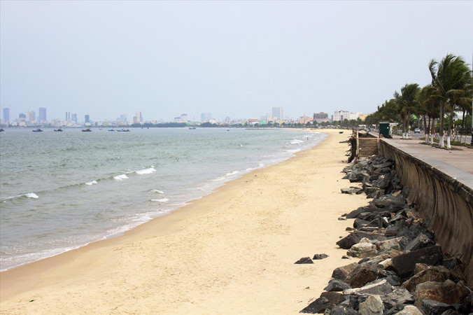 Bãi biển dọc tuyến đường biển Nguyễn Tất Thành đang được Đà Nẵng tính đến lấn biển phát triển kinh tế.