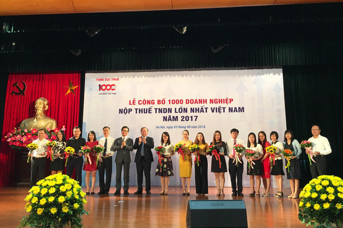 Chủ tịch VCCI và Tổng cục trưởng Tổng cục Thuế trao kỷ niệm chương cho các doanh nghiệp.