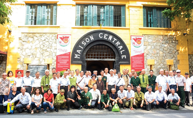 Ðoàn đại diện các chiến sỹ cách mạng bị địch bắt, tù đày thành phố Hà Nội chụp ảnh lưu niệm tại Ðài Tưởng niệm Di tích Nhà tù Hỏa Lò (7/2017). Ảnh: Nguyễn Anh Tuấn.