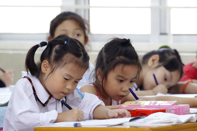 Việc tạo điều kiện cho học sinh giải bài tập trực tiếp là SGK đồng nghĩa với việc SGK chỉ dùng một lần, học sinh lớp sau không thể dùng lại được SGK của học sinh lớp trước. Ảnh : Như Ý.