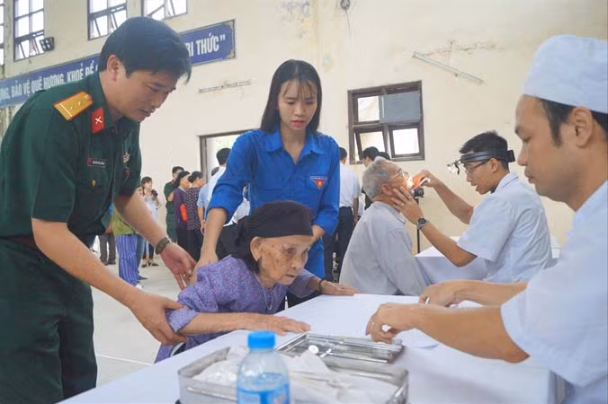 Với “Hành trình tri ân” của tuổi trẻ Quân đội, 300 đối tượng chính sách, gia đình có công với cách mạng, hộ nghèo ở Phúc Thọ đã được khám bệnh, cấp thuốc miễn phí. Ảnh: N.M.