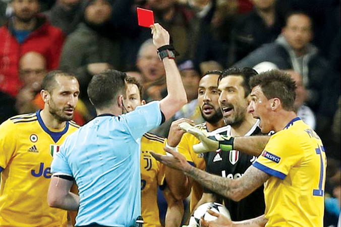 Real thắng trong tranh cãi khi được hưởng quả penalty ở phút bù giờ.