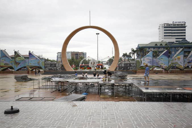 Sân khấu và khán đài cho đêm chung khảo phía Bắc Hoa hậu Việt Nam vẫn mọc lên trong mưa. Ảnh: Hồ Như Ý.