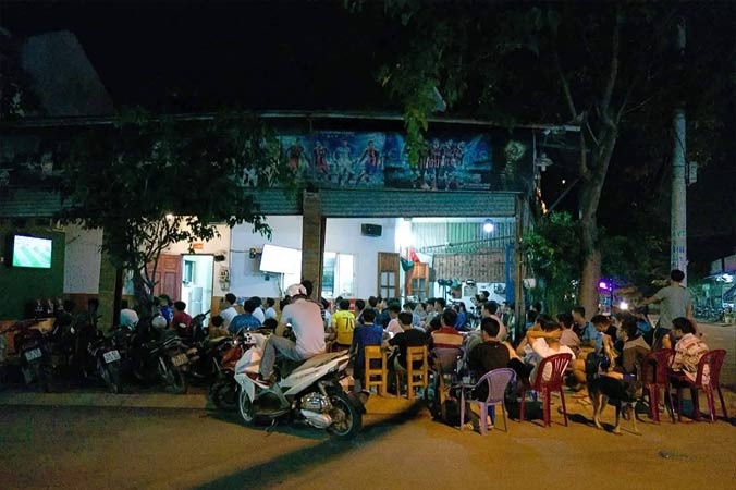 Ðằng sau những trận cầu nghẹt thở là không ít trường hợp sinh viên thua độ, phải cầm cố máy tính, điện thoại. Ảnh: N.T.