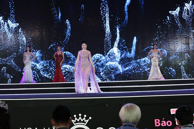 Các thí sinh trình diễn trang phục dạ hội. Ảnh: Như Ý.