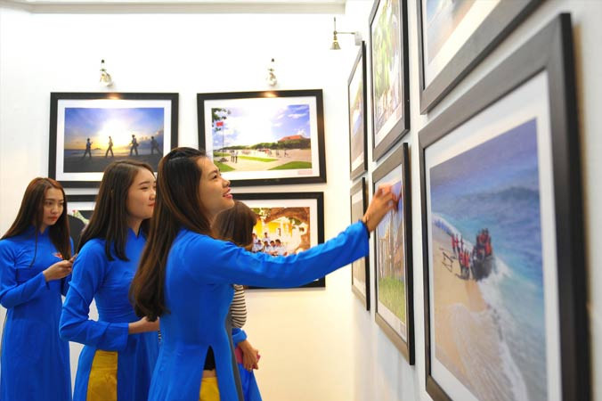 Nhiều hình thức giáo dục lý tưởng cách mạng, lòng yêu nước tới các bạn trẻ. (Trong ảnh, các bạn trẻ tham quan Triển lãm Trường Sa trong lòng Hà Nội). Ảnh: Xuân Tùng