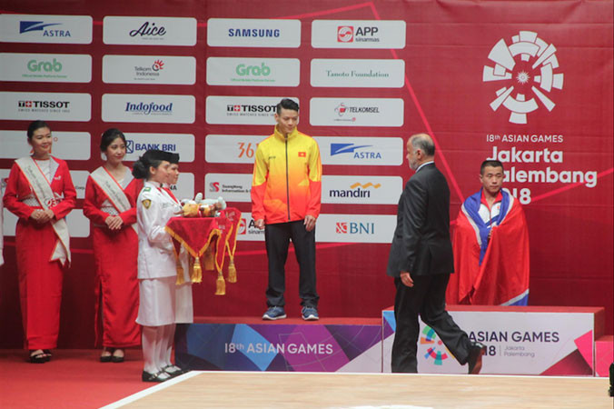 Thạch Kim Tuấn trên bục nhận huy chương. Ảnh: Trọng Ðạt.