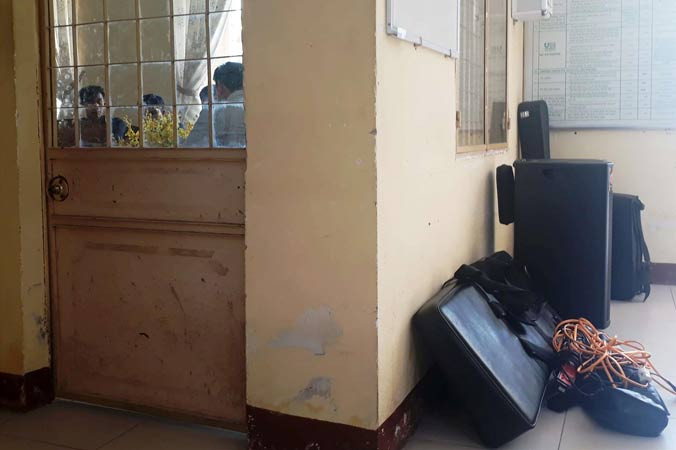  Các thành viên ban nhạc đường phố làm việc với lãnh đạo phường An Hải Tây và được trả lại nhạc cụ sau sự việc. Ảnh: Nguyễn Thành.