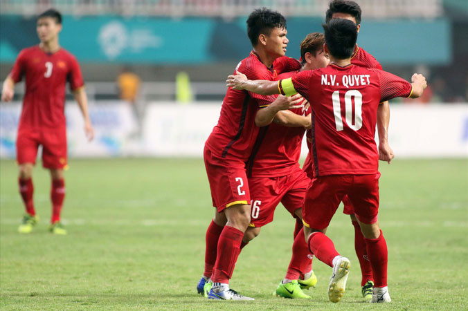 Các cầu thủ ăn mừng bàn thắng vào lưới Olympic Hàn Quốc. Ảnh: HỮU PHẠM.