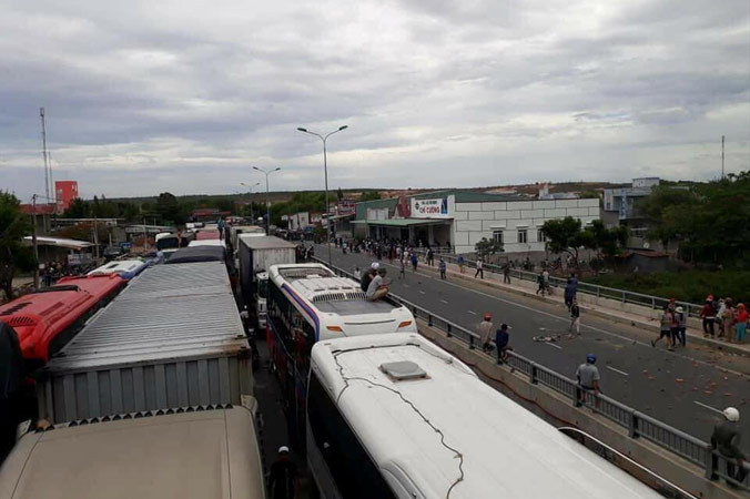 Người dân quá khích chặn quốc lộ 1A.