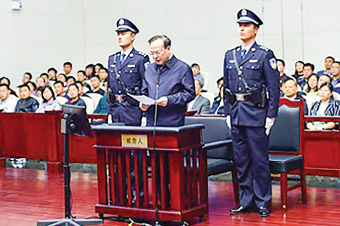 Tôn Chính Tài đọc lời nhận tội trước tòa.