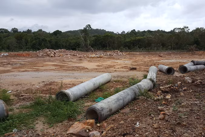 Một dự án phân lô bán nền trên đất nông nghiệp ở xã Dương Tơ bị lập biên bản, đình chỉ thi công. Ảnh: H.L.