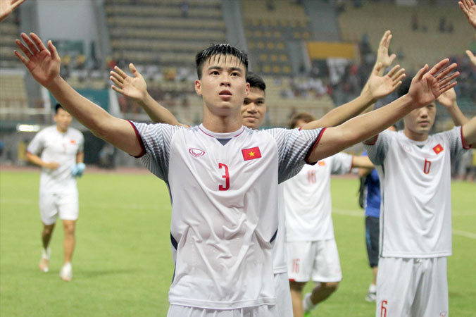 Duy Mạnh cùng các trung vệ Ðình Trọng, Tiến Dũng đã tạo nên tấm lá chắn thép trước khung thành thủ môn Bùi Tiến Dũng. Ảnh: HỮU PHẠM.