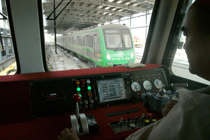 Giá vé metro Cát Linh - Hà Ðông có thể cao hơn vé xe buýt từ 35-37%. Ảnh: Phạm Thanh.