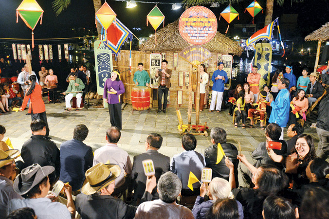 Ðội bài chòi của Trung tâm VH - TT Hội An tập hợp những nghệ sĩ của ba thế hệ, từ già đến trẻ, họ chung tay giữ gìn sức sống của nghệ thuật dân gian bài chòi. Ảnh: NVCC.