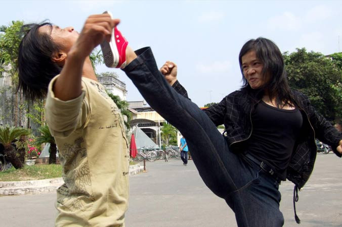 Nữ cascadeur Trần Thị Thanh Hoa trong một pha hành động.