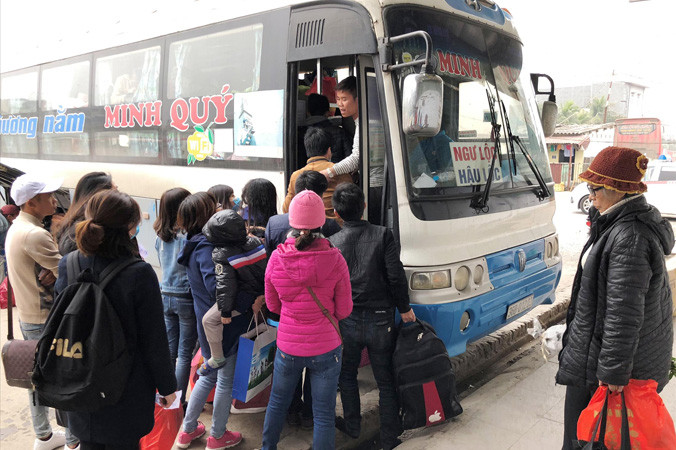 Chiều 11/2, do đông hành khách, để tránh quá tải một số nhà xe tại bến Giáp Bát, Nước Ngầm đã đứng ở cửa chặn bớt người lên xe