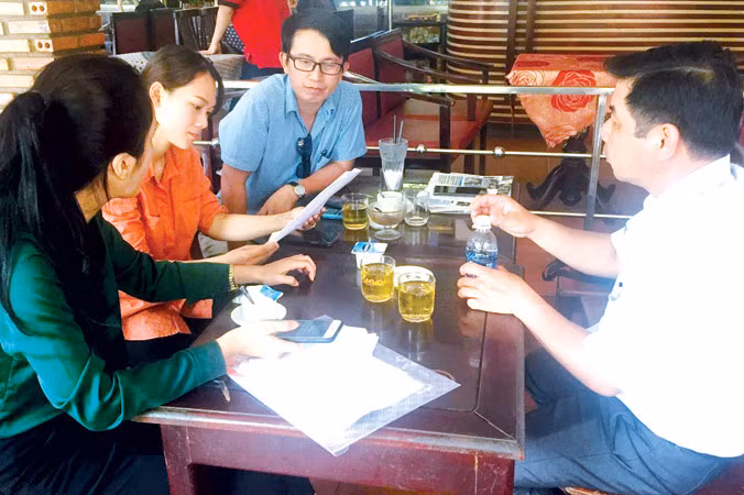 Các thí sinh từ “đậu thành rớt” phản ánh với PV về kết quả chấm phúc khảo của tỉnh Đắk Lắk. Ảnh: Lữ Hồ.