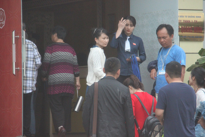 Nhân viên cửa hàng An Phúc Quảng Ninh trực tiếp phát thẻ cho khách Trung Quốc trước khi vào bên trong​. Ảnh: Hoàng Dương.