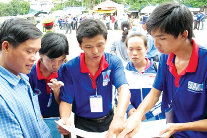 Các tình nguyện viên tiếp sức mùa thi 2017. ẢNH: L.T.