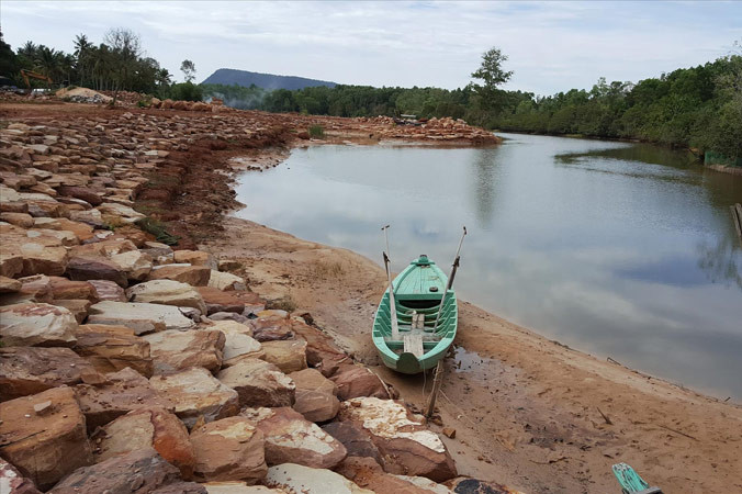 Sông Cửa Cạn đang bị lấn chiếm hành lang an toàn.