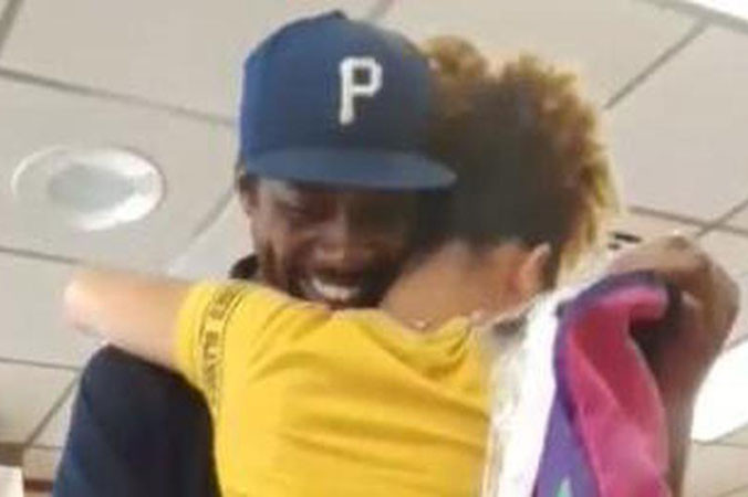 Navaeha Smith xúc động ôm hôn bố.