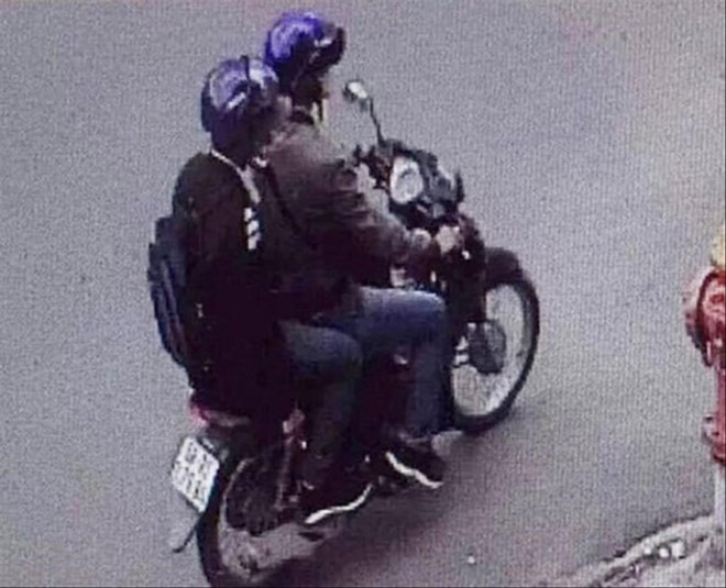 Hình ảnh hai thanh niên khả nghi ném vật lạ vào trụ sở Công an phường 12.